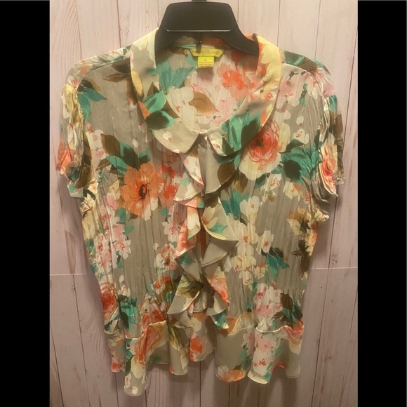 Essentialiegh Tops - Essentialliegh Flora Blouse